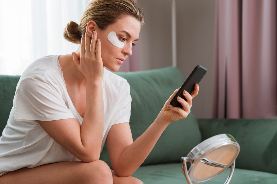 Persona con fatiga visual frente a computadora